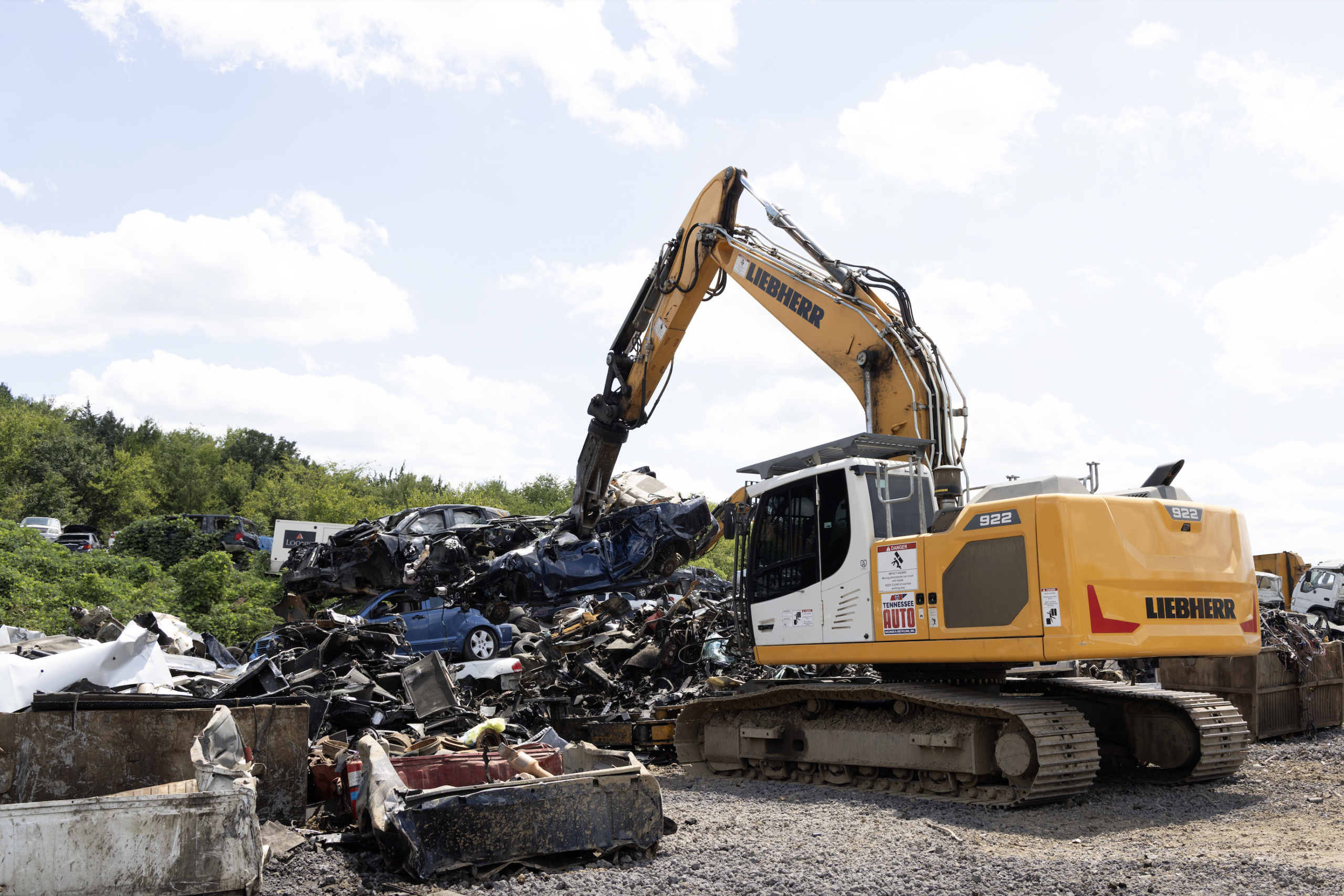 Powerhand VRS200 on Liebherr crawler machine dismantling a car